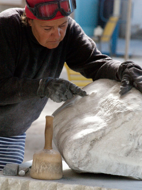 Steinbildhauen im August an der Bildhauerschule Peccia