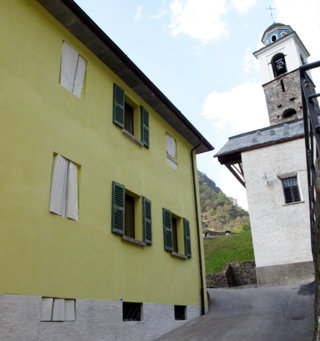 Marmor-Reliefs am Pfarrhaus