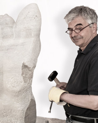 Jürg Weber beim Finish der Skulptur "Erwachender", Foto: Stephan Rossi, Baden